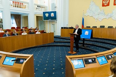 Для студентов ОГУ провели экскурсию по областному парламенту